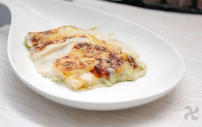 Lasaña de pesto, patatas, jamón york y requesón