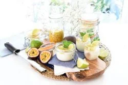 Mousse de yogur con lima y maracuyá