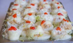 Receta gourmet de huevos rellenos con surimi de langosta