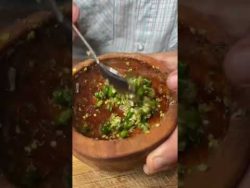 Una de piquín apachurrado y agua mineral #shorts #receta #cocina #salsa #molcajete #mortero