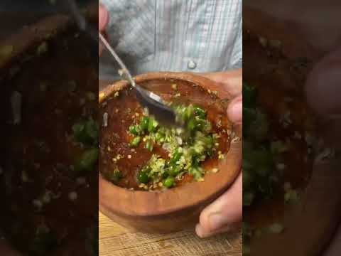 Una de piquín apachurrado y agua mineral #shorts #receta #cocina #salsa #molcajete #mortero