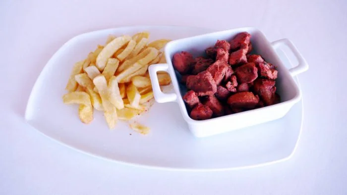Zorza de carne, patatas y revuelto de huevo, una delicia