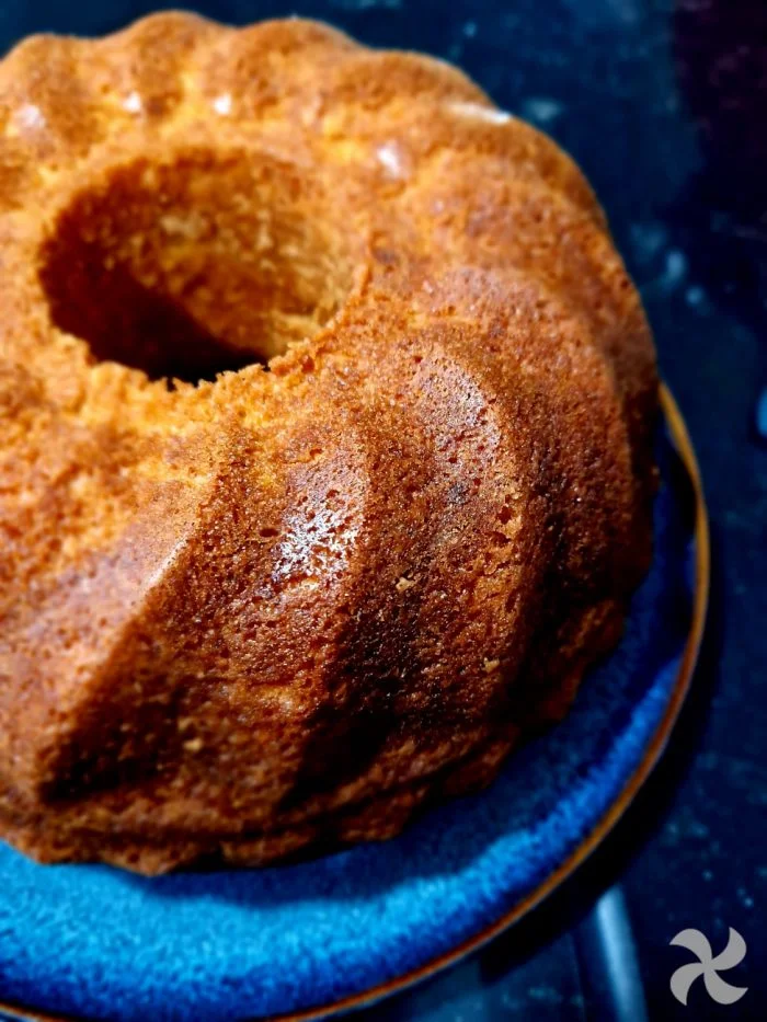 Bizcocho de naranja con almíbar de miel y naranja