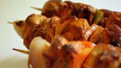 Brochetas de pollo especiadas, receta fácil y rápida