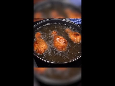 Cómo freír pollo con agua, sin SALPICADURAS ni ACEITE quemado 😱👩🏼‍🍳 #shorts #receta #viral #comida
