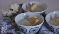 Crema de garbanzos y coliflor, con pan tostado