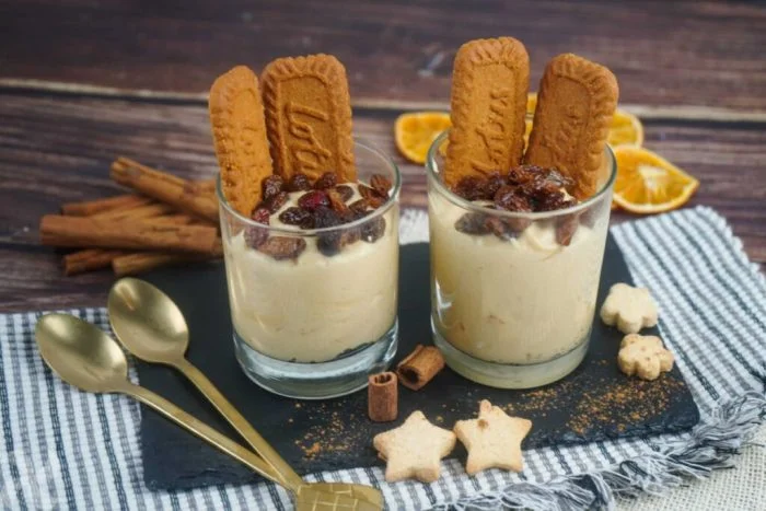 Crema de Navidad con galletas Lotus y pasas al ron