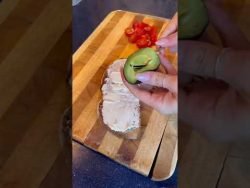 Desayuno express, rápido y delicioso 😋💚 #desayuno #tostadas #receta #queso #tomate