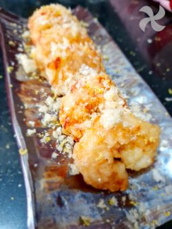 Gambones en tempura de coco con crujiente de cortezas y salsa de mayonesa lima y chile