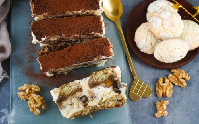 Helado de tiramisú con dátiles y nueces