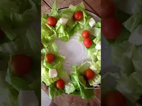 Lechuga, tomate cherry , mozarella , aceite oliva Virgen y balsámico #recetafacil #recetas #receta