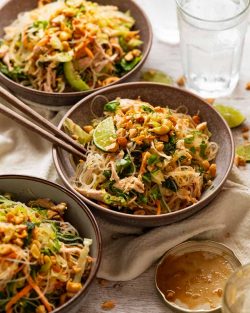 Ensalada de fideos cristal con crumble de anacardos y lima