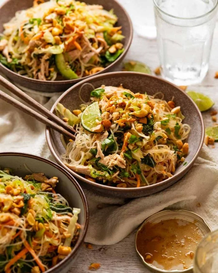 Ensalada de fideos cristal con crumble de anacardos y lima