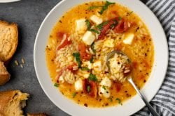 Sopa griega de tomate y queso feta |  Galletas y Copas