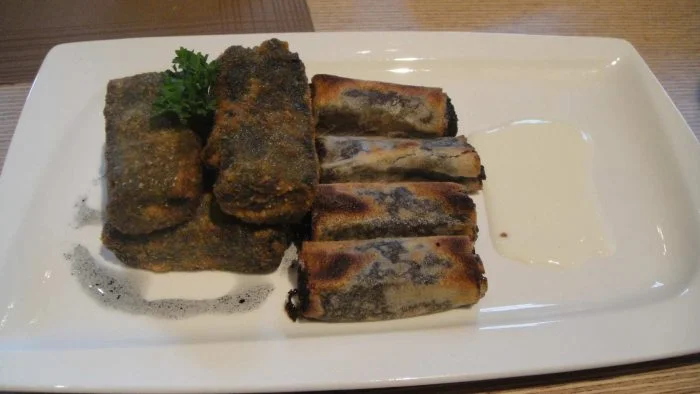 Bocados de cecina con relleno de mezcla de quesos y miel