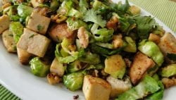 Ensalada asiática de tofu y verduras de temporada