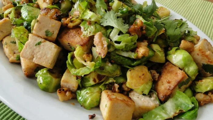 Ensalada asiática de tofu y verduras de temporada