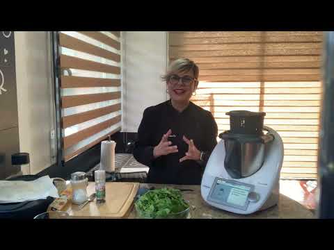 Espinacas con patatas y aprovechando el vapor bacalao y manzana en Thermomix