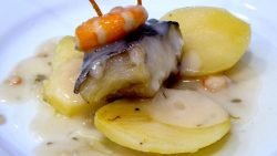 Guiso de bacalao sobre salsa de langostinos y azafrán
