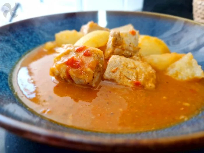 Marmitako de bonito con salsa de pimiento y harissa