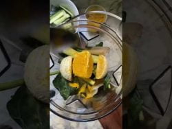 Pepino, espinaca, naranja, apio, cúrcuma y mucha agua #jugoverde #desayunosaludable #receta #fit