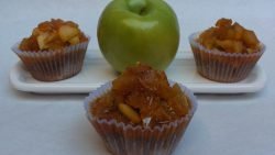 Postre de manzana con canela, granada y mermelada