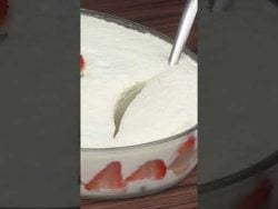 POSTRE NIDO CON FRESAS #shorts #postre #receta #navidad