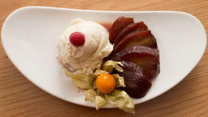 Receta de Peras al caramelo con chantilly