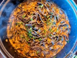 Tallarines nero di sepia con pesto de atún