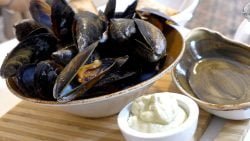 Un entrante con sabor: mejillones rellenos con salsa tártara