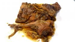 Conejo con setas, dátiles y salsa de avellanas