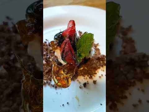 fresa en almíbar con caramelo casero #shotsvideo #gourmet #receta