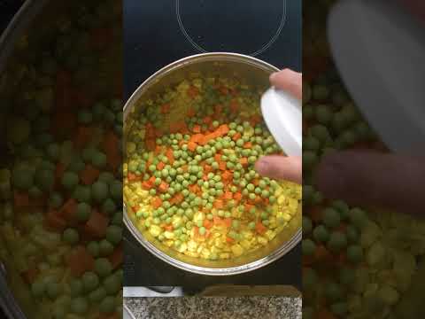 La #receta clásica del #arroz a la jardinera con un delicioso #pollo frito 🤤🍗