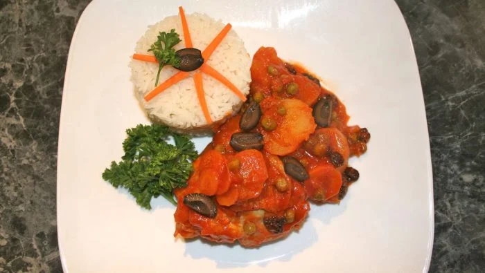 Pavo en salsa de tomate con toque de canela y especias