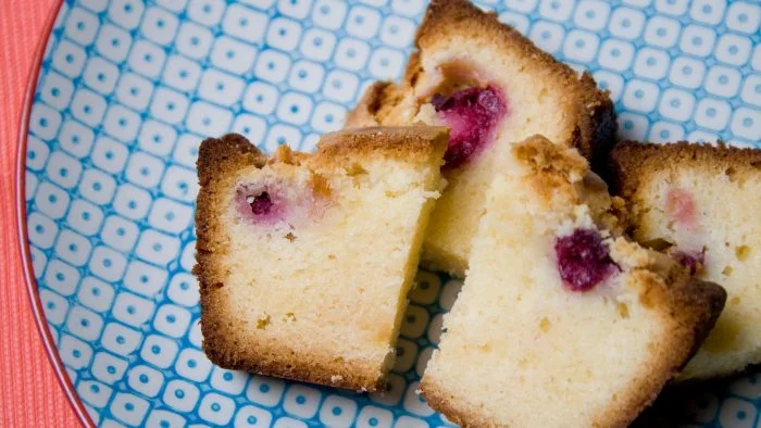 Receta de pastel de cereza, mora y frambuesa