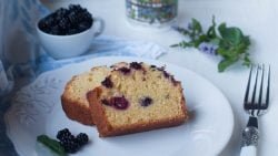 Rico bizcocho de queso ricotta y moras