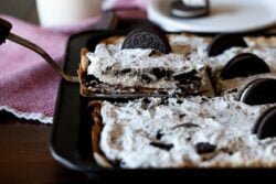 Pastel de losa de Oreo – Galletas y tazas