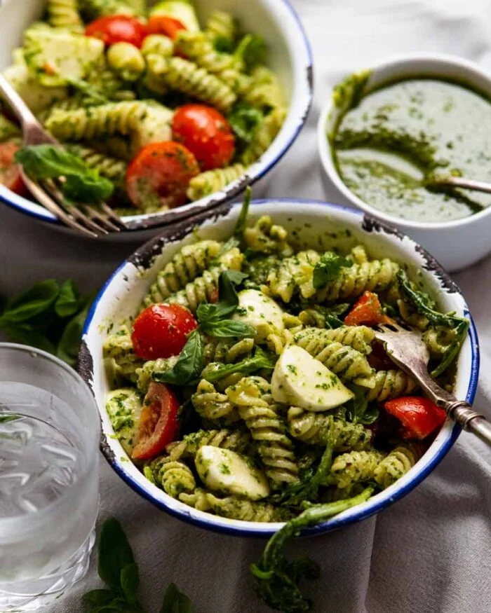 Ensalada de pasta al pesto | RecetaTin Eats | recetástico