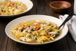 Sopa instantánea de fideos con pollo
