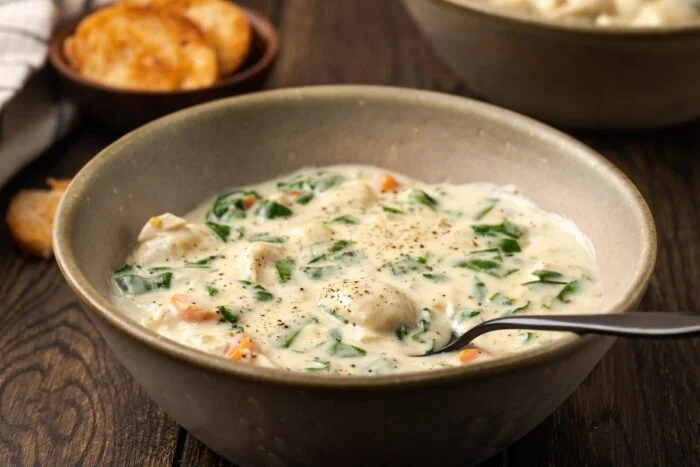 Sopa de ñoquis con pollo en una olla |  Galletas y Copas