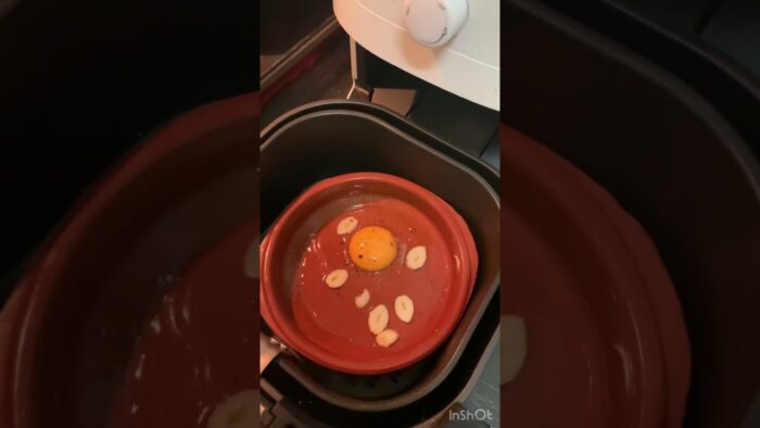 Huevo frito en freidora de aire. 200° grados Celsius durante 5 minutos.