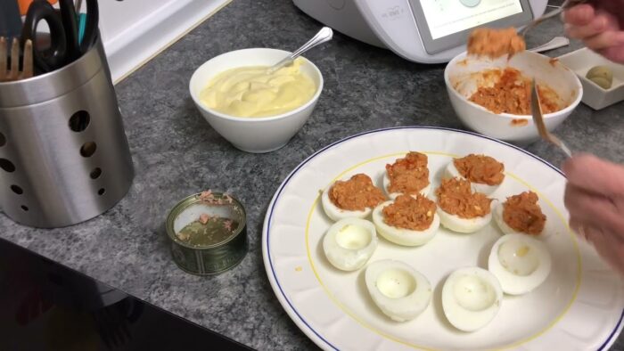 Huevos rellenos a mí manera con Thermomix/Receta de Justa Molina                        #JustaMolina