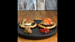 /Montaditos de berenjena y queso con cebolla caramelizada con thermomix//Ortega Y Cía/