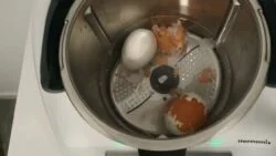 PELAR HUEVOS DUROS CON THERMOMIX
