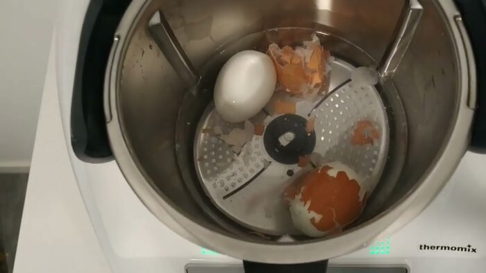 PELAR HUEVOS DUROS CON THERMOMIX