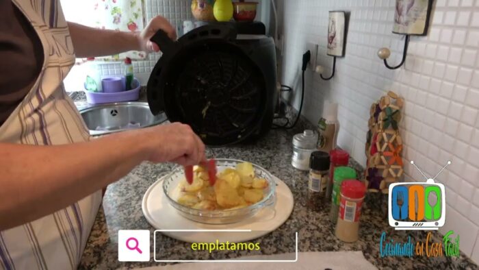 Pollo con papas aliñadas hecho con freidora de aire