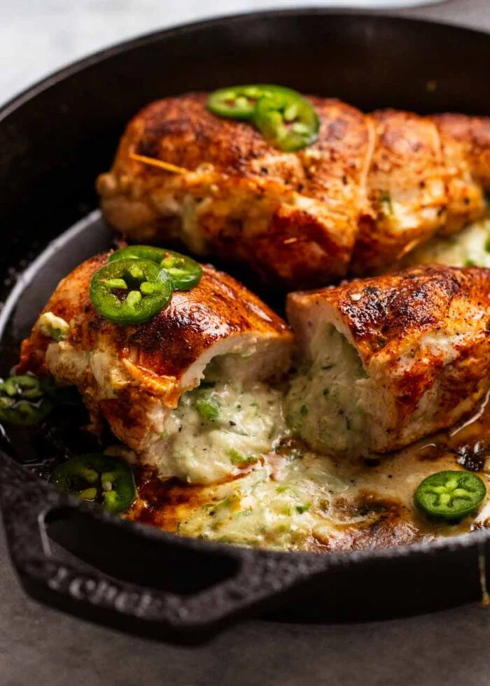 Pollo relleno de chile jalapeño |  RecetaTin Eats