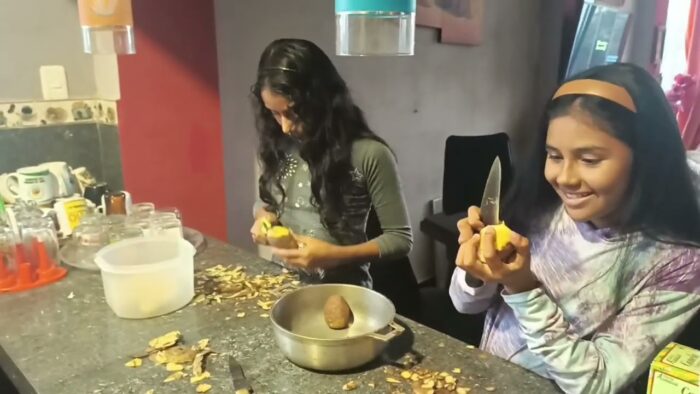 Preparando papas fritas por primera vez en la freidora de aire.