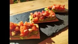 Tostas de falso tartar de tomate con thermomix®