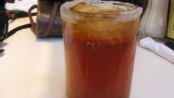 Cómo crear una bebida fría casera con cerveza